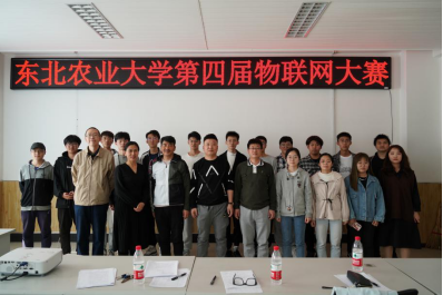 参赛队长与评委合影